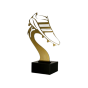 Statuetka metalowa Metline Heavy BL-SOC2 do piłki nożnej: ażurowy but w złotym wykończeniu na marmurowej podstawie. Wys. 29 cm, gr. 5 cm, tabliczka 85×40 mm z nadrukiem – idealna na turniej.