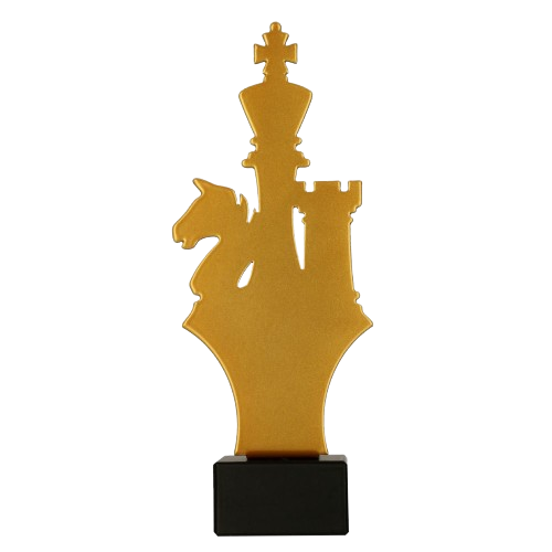Statuetka metalowa ML-CHE Szachy w złotym kolorze z motywem króla, wieży i skoczka. Model na marmurowej podstawie sprawdzi się jako nagroda na turnieje, konkursy i wyróżnienia szachowe. Miejsce na tabliczkę z nadrukiem.