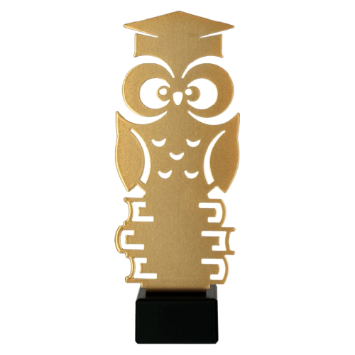 Statuetka metalowa ML-SCH Sowa w złotym kolorze z motywem sowy w birecie na tle książek. Model na marmurowej podstawie sprawdzi się jako nagroda, wyróżnienie lub podziękowanie w szkolnictwie. Miejsce na tabliczkę z nadrukiem.