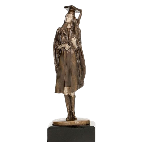 Statuetka odlewana RFST2055/BR Absolwentka w kolorze brązu na ciemnej podstawie. Model przedstawia absolwentkę w todze i birecie, odpowiedni jako nagroda, wyróżnienie lub pamiątka ukończenia szkoły. Miejsce na tabliczkę z nadrukiem.