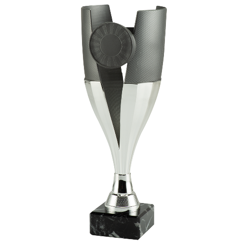 Puchar srebrny ET.466.02.A – puchar srebrny, wys. 28 cm z czaszą śr. 10 cm na czarnej podstawie marmurowej. Wykonany z plastiku, miejsce na emblemat śr. 25/50 mm. Idealna nagroda na zawody sportowe i uroczystości.