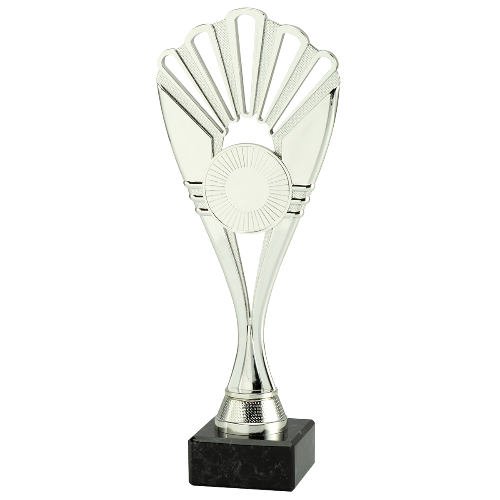 Puchar srebrny ET.468.02.A – puchar w kształcie wachlarza, wys. 28 cm z czaszą śr. 11 cm na czarnej podstawie marmurowej. Wykonany z plastiku, miejsce na emblemat śr. 25/50 mm. Idealna nagroda na zawody sportowe i uroczystości.