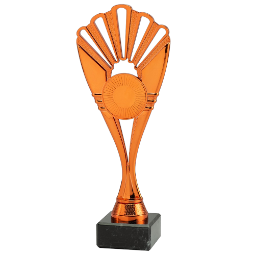 Puchar brązowy ET.468.03.A – puchar w kształcie wachlarza, wys. 28 cm z czaszą śr. 11 cm na czarnej podstawie marmurowej. Wykonany z plastiku, miejsce na emblemat śr. 25/50 mm. Idealna nagroda na zawody sportowe i uroczystości.