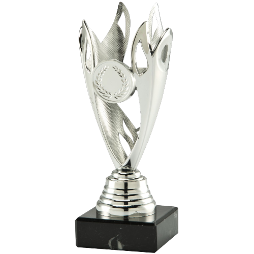 Puchar srebrny SET.351.02.A – puchar wys. 15,5 cm z czaszą w kształcie płomienia śr. 6 cm na czarnej podstawie marmurowej. Wykonany z plastiku pokrytego srebrną powłoką, miejsce na emblemat śr. 25 mm. Idealna nagroda na zawody sportowe i uroczystości.