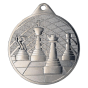 Srebrny medal szachy MMC34050/S – okrągły medal śr. 5 cm z motywem figur szachowych na szachownicy. Wykonany z metalu, grubość 2 mm. Idealna nagroda na turniej szachowy i zawody szkolne.