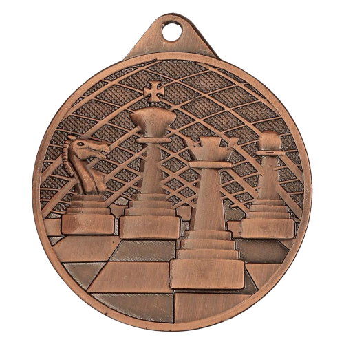 Brązowy medal szachy MMC34050/B – okrągły medal śr. 5 cm z motywem figur szachowych na szachownicy. Wykonany z metalu, grubość 2 mm. Idealna nagroda na turniej szachowy i zawody szkolne.