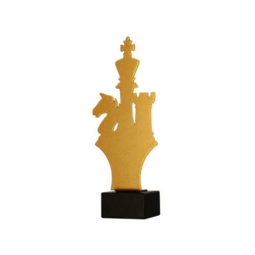 Statuetka metalowa ML-CHE Szachy w złotym kolorze z motywem króla, wieży i skoczka. Model na marmurowej podstawie sprawdzi się jako nagroda na turnieje, konkursy i wyróżnienia szachowe. Miejsce na tabliczkę z nadrukiem.