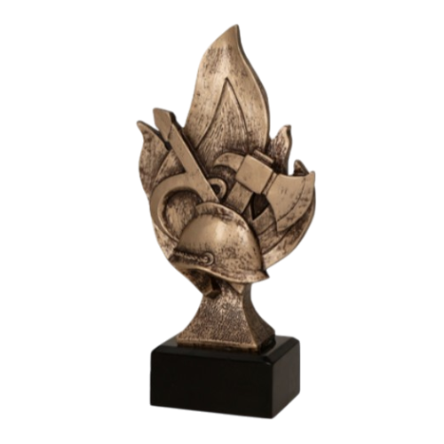 Statuetka odlewana RFST2002/BR Strażackie Atrybuty z motywem hełmu, toporka i płomieni. Model w kolorze brązu na ciemnej podstawie sprawdzi się jako nagroda lub wyróżnienie dla strażaków. Miejsce na tabliczkę z nadrukiem.