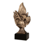Statuetka odlewana RFST2002/BR Strażackie Atrybuty z motywem hełmu, toporka i płomieni. Model w kolorze brązu na ciemnej podstawie sprawdzi się jako nagroda lub wyróżnienie dla strażaków. Miejsce na tabliczkę z nadrukiem.