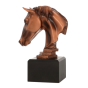 Statuetka RFST2060 Jeździectwo – elegancka figurka dla miłośników koni i jeździectwa. Idealna nagroda na zawody jeździeckie, konkursy hippiczne i wydarzenia związane z hodowlą koni. Dekoracyjna statuetka z miejscem na tabliczkę z grawerem.