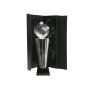 Statuetka szklana C004 z etui w komplecie to elegancka nagroda na gale, jubileusze i wyróżnienia firmowe. Nowoczesna forma podkreśla prestiż upominku, a dołączone etui ułatwia wręczenie i przechowywanie.