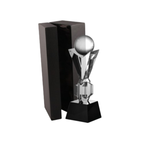 Statuetka szklana C027 z etui w komplecie to elegancka nagroda na gale, jubileusze i wyróżnienia firmowe. Nowoczesna forma oraz dołączone etui podkreślają prestiż upominku. Idealna do personalizacji nadrukiem lub grawerem.