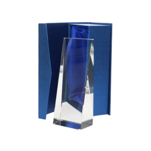 Statuetka szklana C037 z etui w komplecie to elegancka nagroda na jubileusze, gale i wyróżnienia. Nowoczesna forma oraz etui podkreślają prestiż upominku i gotowość do wręczenia.