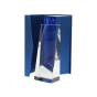 Statuetka szklana C037 z etui w komplecie to elegancka nagroda na jubileusze, gale i wyróżnienia. Nowoczesna forma oraz etui podkreślają prestiż upominku i gotowość do wręczenia.
