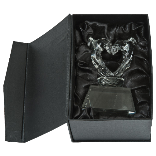 Trofeum kryształowe W626 - figura dłoni złożonych w kształt serca, na podstawie, etui w zestawie. Możliwość personalizacji grawerem laserowym. Idealne na podziękowania, konkursy i uroczystości.