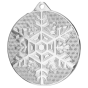 Srebrny medal sporty zimowe MMC48050/S – okrągły medal śr. 5 cm z motywem płatka śniegu. Wykonany z metalu, grubość 2 mm. Idealna nagroda na zawody sportów zimowych i ligę szkolną.