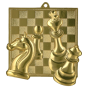 Złoty medal szachy MD8046/G – medal 69x65 mm z trójwymiarowym motywem figur szachowych na szachownicy. Wykonany z metalu, grubość 3 mm. Idealna nagroda na turniej szachowy i zawody szkolne.
