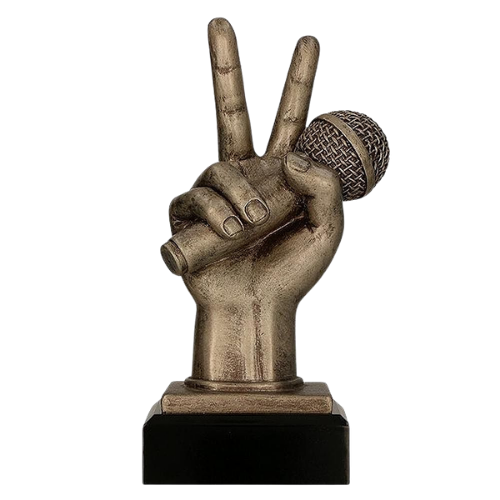 Statuetka muzyczna RFST3014/BR przedstawiająca dłoń trzymającą mikrofon w geście zwycięstwa. Pasuje jako nagroda na konkursy wokalne, festiwale muzyczne i wydarzenia sceniczne. Na podstawie można umieścić tabliczkę z personalizacją.