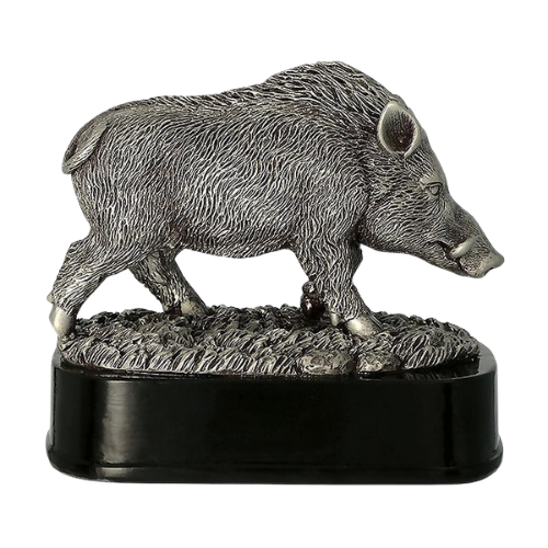 Statuetka odlewana Dzik RFST3016/S z motywem myśliwskim. Idealna nagroda dla myśliwych, kół łowieckich oraz na konkursy i wydarzenia łowieckie. Statuetka w srebrnym kolorze z miejscem na tabliczkę z grawerem z nazwą wydarzenia, trofeum lub dedykacją.