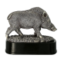 Statuetka odlewana Dzik RFST3016/S z motywem myśliwskim. Idealna nagroda dla myśliwych, kół łowieckich oraz na konkursy i wydarzenia łowieckie. Statuetka w srebrnym kolorze z miejscem na tabliczkę z grawerem z nazwą wydarzenia, trofeum lub dedykacją.