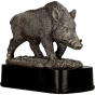 Statuetka odlewana Dzik RFST3016/S z motywem myśliwskim. Idealna nagroda dla myśliwych, kół łowieckich oraz na konkursy i wydarzenia łowieckie. Statuetka w srebrnym kolorze z miejscem na tabliczkę z grawerem z nazwą wydarzenia, trofeum lub dedykacją.