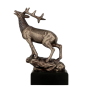 Statuetka odlewana Jeleń RFST3010/BR z motywem myśliwskim. Idealna nagroda dla myśliwych, kół łowieckich oraz na konkursy i wydarzenia łowieckie. Statuetka w kolorze brązu z miejscem na tabliczkę z grawerem z nazwą wydarzenia, trofeum lub dedykacją.