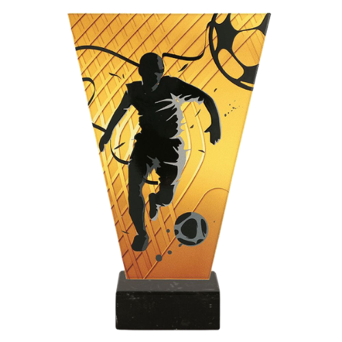 Trofeum V-Line VL1/SOC2 Piłka Nożna Piłkarz – efektowna szklana statuetka w bursztynowym kolorze z sylwetką piłkarza, na solidnej marmurowej podstawie. Idealna na turnieje i nagrody MVP. Personalizacja: tabliczka z nadrukiem.