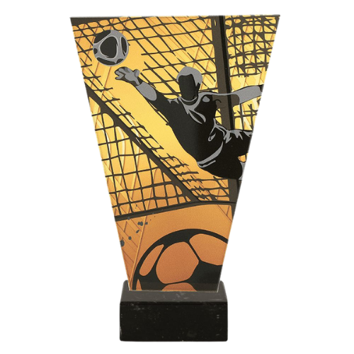 Trofeum szklane V-Line VL1/SOC4  „Piłka Nożna – Bramkarz” na marmurowej podstawie, z dynamiczną grafiką w pomarańczowej tonacji. Idealne na turnieje i nagrody MVP; personalizacja tabliczką z nadrukiem.