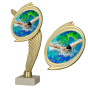 Trofeum pływackie WING-WM/SWI na marmurowej podstawie – złoto-plastikowa statuetka z dynamicznym motywem pływaka. Idealna na zawody i turnieje; miejsce na tabliczkę z nadrukiem 45×15 mm.
