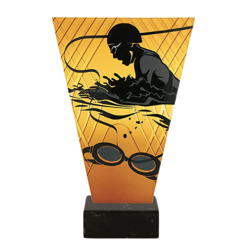 Trofeum V-Line VL1/SWI Pływanie: statuetka ze szkła z dynamicznym motywem pływaka, na stabilnej marmurowej podstawie. Idealna na zawody i nagrody klubowe. Miejsce na tabliczkę z nadrukiem.