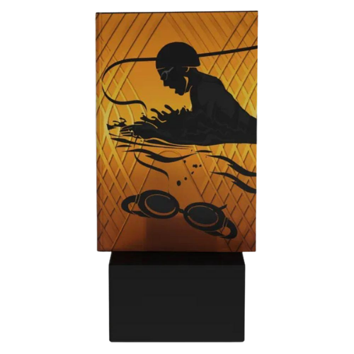 Mini trofeum Amber Line AG1-12/SWI – pływanie: szklana plakieta 12,5 cm na marmurowej podstawie, grafika pływaka. Tabliczka z nadrukiem (nazwa zawodów, miejsce, data). Dla klubów i zawodów pływackich.