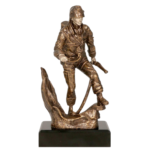 Statuetka odlewana RTY3786 Honor Strażaka przedstawiająca strażaka w akcji. Brązowe wykończenie i ciemna podstawa podkreślają charakter nagrody na jubileusze, wyróżnienia i zawody pożarnicze. Miejsce na tabliczkę z nadrukiem.