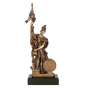 Statuetka odlewana RFST2021 Patron Strażaków z postacią św. Floriana na ciemnej podstawie. Model w kolorze brązu sprawdzi się jako nagroda, wyróżnienie lub upominek dla strażaków i jednostek OSP. Miejsce na tabliczkę z nadrukiem.