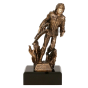 Statuetka odlewana RTYR3768 Strażak w Pożarze w kolorze brązu na ciemnej podstawie. Model przedstawia strażaka wśród płomieni i sprawdzi się jako nagroda, wyróżnienie lub podziękowanie dla strażaków. Miejsce na tabliczkę z nadrukiem.