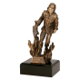 Statuetka odlewana RTYR3768 Strażak w Pożarze w kolorze brązu na ciemnej podstawie. Model przedstawia strażaka wśród płomieni i sprawdzi się jako nagroda, wyróżnienie lub podziękowanie dla strażaków. Miejsce na tabliczkę z nadrukiem.