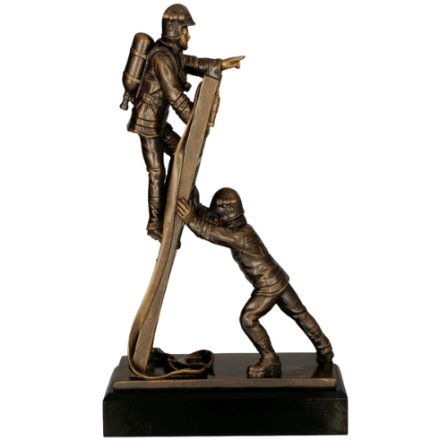 Statuetka odlewana RFST3052/BR Strażacy przedstawia dwóch strażaków podczas akcji ratowniczej. Model w kolorze brązu na ciemnej podstawie sprawdzi się jako nagroda, wyróżnienie lub podziękowanie dla strażaków. Miejsce na tabliczkę z nadrukiem.