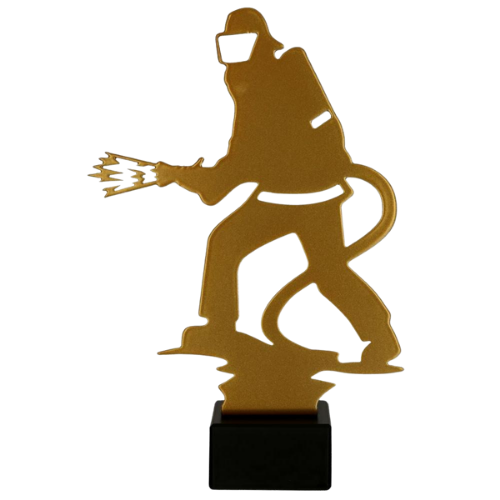 Statuetka metalowa ML-FIR2 Strażak w Akcji w złotym kolorze z sylwetką strażaka podczas gaszenia pożaru. Model na marmurowej podstawie sprawdzi się jako nagroda, wyróżnienie lub podziękowanie. Miejsce na tabliczkę z nadrukiem.