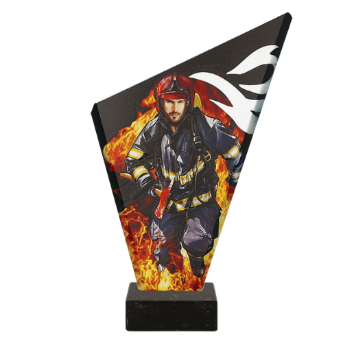 Trofeum szklane TG1/FIR/BK – Strażactwo z grafiką strażaka na tle ognia. Nowoczesna forma na marmurowej podstawie sprawdzi się jako nagroda, wyróżnienie lub podziękowanie strażackie. Miejsce na tabliczkę z nadrukiem.