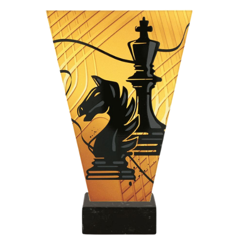 Trofeum szklane VL1/CHE/BK V-Line Szachy z motywem króla i skoczka. Złoty panel oraz marmurowa podstawa tworzą elegancką nagrodę na turnieje, konkursy i wyróżnienia szachowe. Miejsce na tabliczkę z nadrukiem.
