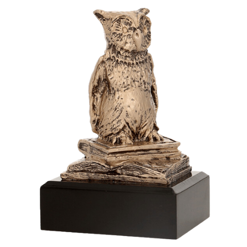 Statuetka odlewana RTY630/BR Sowa Akademicka w kolorze brązu na ciemnej podstawie. Model z sową stojącą na książkach sprawdzi się jako nagroda, wyróżnienie lub podziękowanie w szkolnictwie. Miejsce na tabliczkę z nadrukiem.