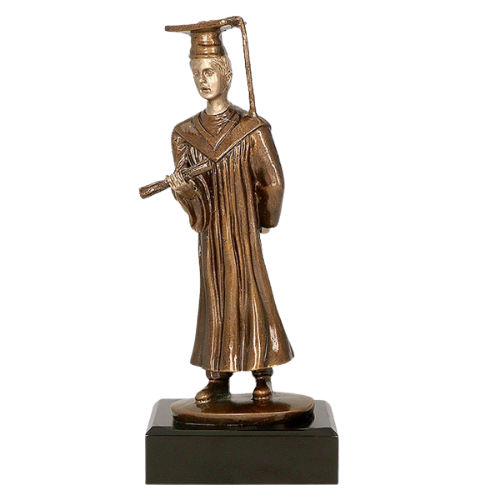 Statuetka odlewana RF2271/BR Ukończenie Studiów w kolorze brązu na ciemnej podstawie. Model przedstawia absolwenta w todze i birecie z dyplomem, odpowiedni jako nagroda, wyróżnienie lub pamiątka ukończenia studiów. Miejsce na tabliczkę z nadrukiem.