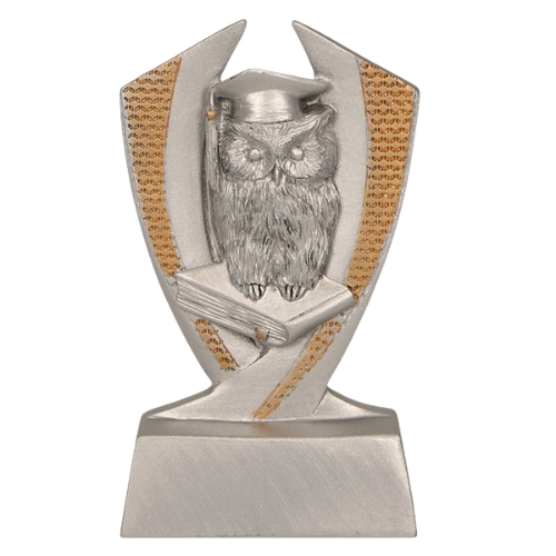 Statuetka odlewana RE018 Mądra Sowa w srebrno-złotym wykończeniu z motywem sowy na książce. Model sprawdzi się jako nagroda, wyróżnienie lub podziękowanie w szkolnictwie. Miejsce na tabliczkę z nadrukiem.