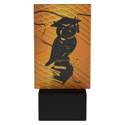 Mini trofeum szklane AG1-12/SCH Amber Line Szkolnictwo z motywem sowy w birecie stojącej na książkach. Złoty panel i marmurowa podstawa tworzą nagrodę na konkursy, zakończenie roku i wyróżnienia edukacyjne. Miejsce na tabliczkę z nadrukiem.