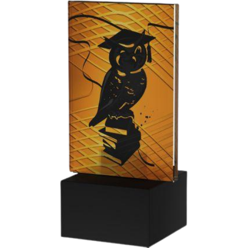 Mini trofeum szklane AG1-12/SCH Amber Line Szkolnictwo z motywem sowy w birecie stojącej na książkach. Złoty panel i marmurowa podstawa tworzą nagrodę na konkursy, zakończenie roku i wyróżnienia edukacyjne. Miejsce na tabliczkę z nadrukiem.