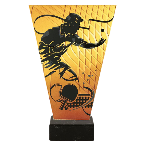 Trofeum szklane VL1/TAB V-Line Tenis Stołowy z dynamiczną grafiką zawodnika, rakietki i piłeczki. Złoty panel i marmurowa podstawa tworzą nagrodę na turnieje, zawody i wyróżnienia sportowe. Miejsce na tabliczkę z nadrukiem.