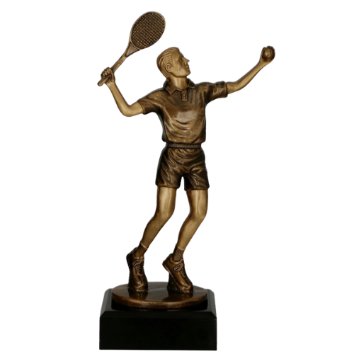 Statuetka odlewana RFST3053/BR Zwycięzca Na Korcie w kolorze brązu na ciemnej podstawie. Model przedstawia tenisistę podczas serwisu i sprawdzi się jako nagroda na turnieje, zawody oraz wyróżnienia tenisowe. Miejsce na tabliczkę z nadrukiem.