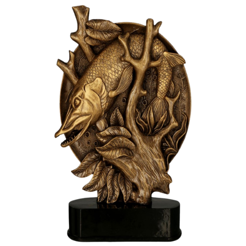 Statuetka odlewana RFST3049/BR Szczupak Pod Wodą w kolorze brązu z rozbudowanym motywem ryby i podwodnej roślinności. Model na ciemnej podstawie sprawdzi się jako nagroda na zawody i wydarzenia wędkarskie. Miejsce na tabliczkę z nadrukiem.