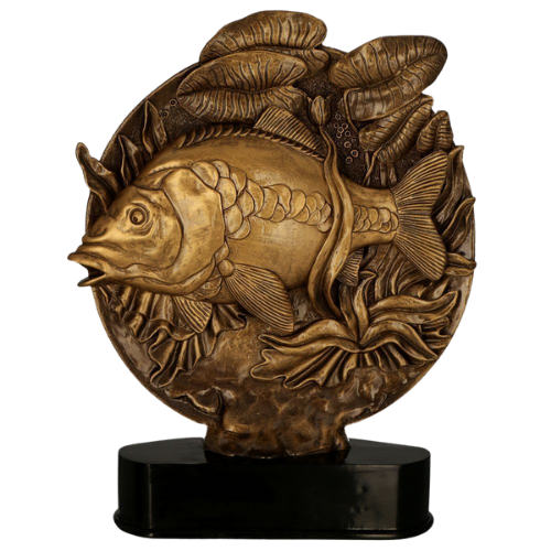 Statuetka odlewana RFST3050/BR Karp Pod Wodą w kolorze brązu z motywem ryby i roślinności wodnej. Model na ciemnej podstawie sprawdzi się jako nagroda na zawody, konkursy i wydarzenia wędkarskie. Miejsce na tabliczkę z nadrukiem.