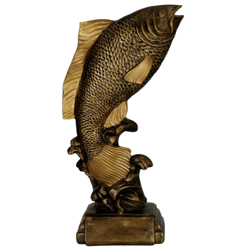 Statuetka odlewana RFST3054/A Trofeum Wędkarza z motywem karpia w dynamicznej formie. Model w kolorze brązu sprawdzi się jako nagroda na zawody, konkursy i wydarzenia wędkarskie. Miejsce na tabliczkę z nadrukiem.