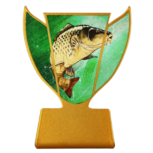 Statuetka metalowa SL-FIS Wędkarska z kolorową grafiką karpia na zielonym tle. Model w formie Slim Line sprawdzi się jako nagroda na zawody, konkursy i wydarzenia wędkarskie. Miejsce na tabliczkę z nadrukiem.